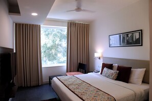 Superior Room | Desk, laptop workspace, blackout drapes, soundproofing