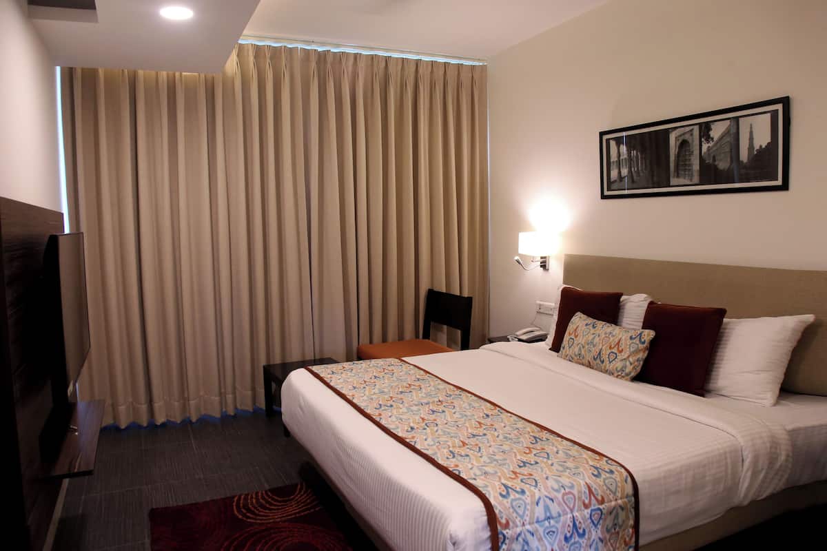 Superior Room | Desk, laptop workspace, blackout drapes, soundproofing