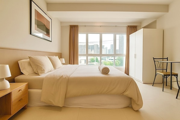 Tabla de planchar con plancha, wifi y ropa de cama