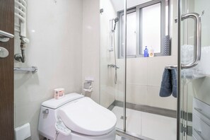 Lägenhet Superior - 1 sovrum - kök - utsikt mot staden | Badrum | Tofflor