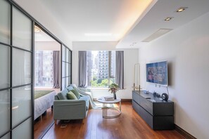 Apartamento superior, 1 habitación, cocina, vistas a la ciudad | Sala de estar | Una Smart TV