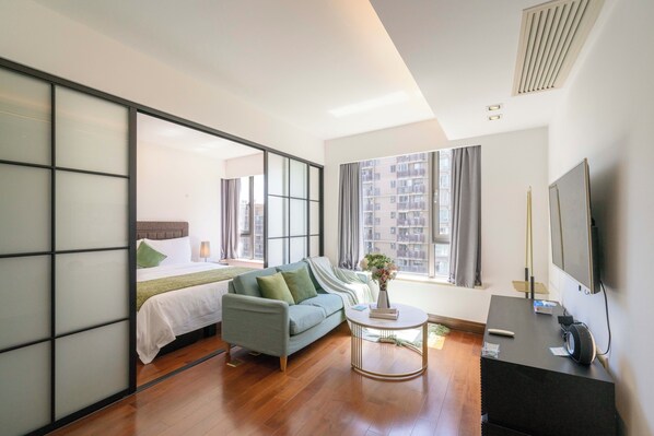 Apartamento superior, 1 habitación, cocina, vistas a la ciudad | Sala de estar | Una Smart TV