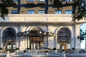 Fachada del Hotel Royal Phoenix con ventanas arqueadas, una entrada imponente y un exterior bien conservado.