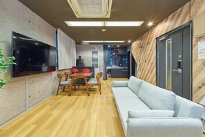 Living area - 4 min walk to Shinbashi Station, Ginza, Imperial Palace, Tokyo Tower / Max6 (Tokyo)