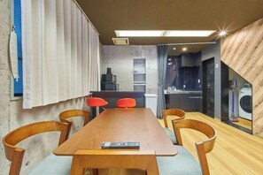 Room - 4 min walk to Shinbashi Station, Ginza, Imperial Palace, Tokyo Tower / Max6 (Tokyo)