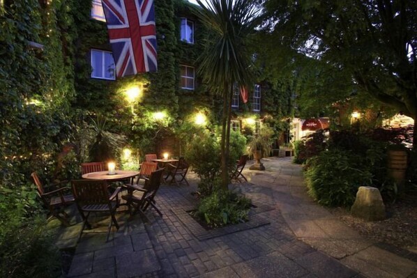 Garden - Mercure Salisbury White Hart Hotel (Salisbury)