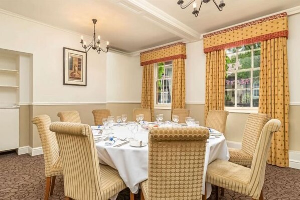 Indoor wedding - Mercure Salisbury White Hart Hotel (Salisbury)