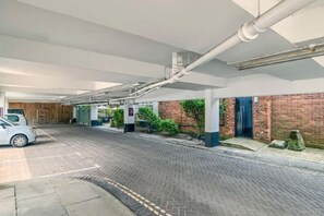 Self-parking (surcharge)