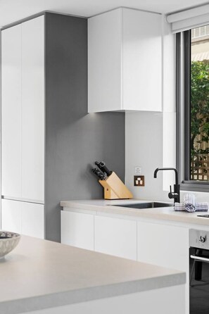 Kühlschrank, Mikrowelle, Ofen, Herdplatte