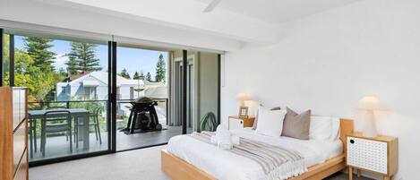 2 habitaciones, escritorio, tabla de planchar con plancha y wifi