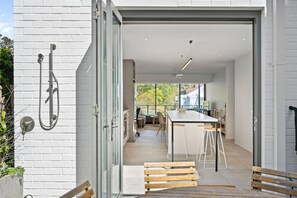 Outdoor dining - Modern Cottesloe Horizons (Cottesloe)