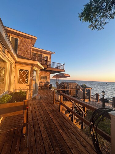 Unbeatable location on the beach, walking distance to The Village of SylvanBeach