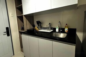Private kitchen - Athena's Cozy Place. (Mandaue City)