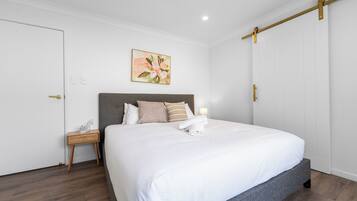 4 bedrooms, iron/ironing board, WiFi, bed sheets