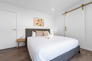 4 bedrooms, iron/ironing board, WiFi, bed sheets