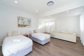 Tabla de planchar con plancha, wifi y ropa de cama 