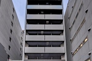 Un aparcamiento de varios pisos con una cuadrícula de plazas de aparcamiento y un eje de ascensor central.