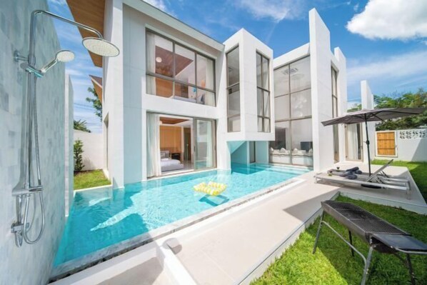 A modern two-story house with a swimming pool, outdoor seating, and a barbecue area. - 4 Bedroom Modern Pool Villa Resort near Bangtao Beach Warm Plus (Phuket)