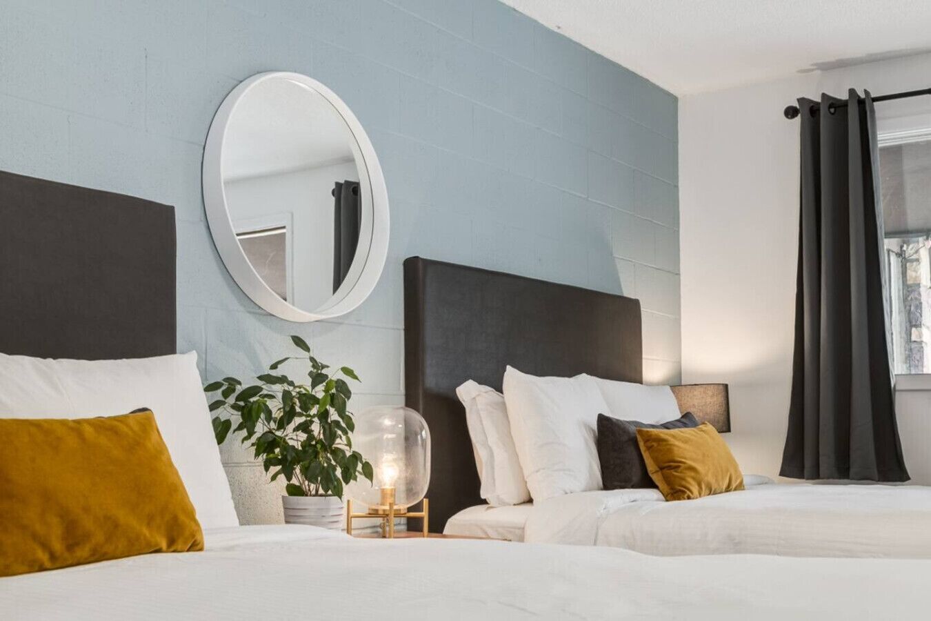 Tabla de planchar con plancha, wifi y ropa de cama 