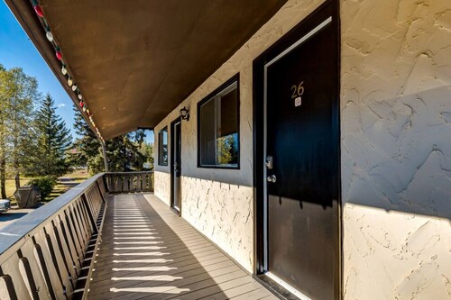 Harvie Heights Studio Getaway | Near Canmore&Banff