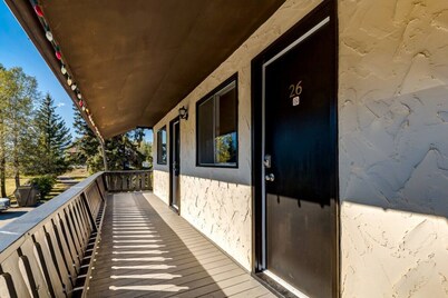 Harvie Heights Studio Getaway | Near Canmore&Banff