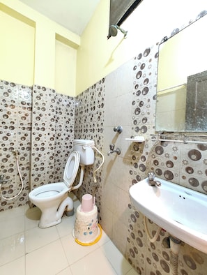 Double Room | Bathroom | Shower, free toiletries, slippers, towels