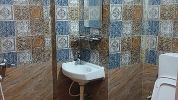 Shower, rainfall showerhead, free toiletries, slippers