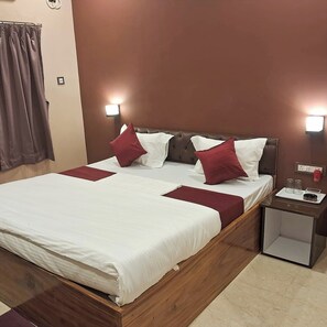 Deluxe Δίκλινο Δωμάτιο (Double) | Υποαλλεργικά κλινοσκεπάσματα, ηχομόνωση, δωρεάν Wi-Fi 