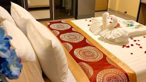 A hotel room with a bed, a mirror, and a door. - leader residences (Bang Phli)
