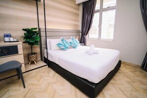 Una habitación de hotel moderna con una cama, un escritorio, una planta y una ventana.