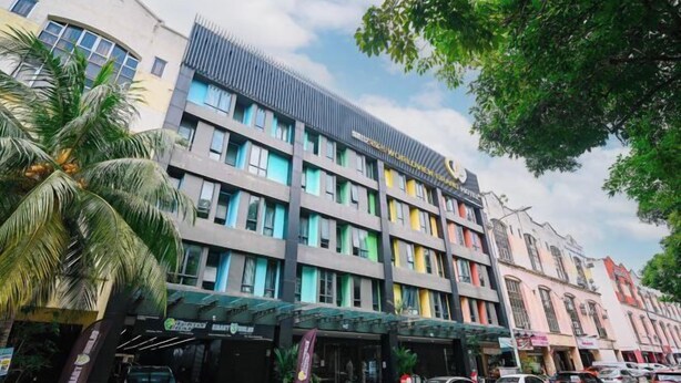 A multi-story hotel with a modern facade, featuring a mix of balconies and large windows. - Kingston Hotel 2 @ Setapak (Kuala Lumpur)
