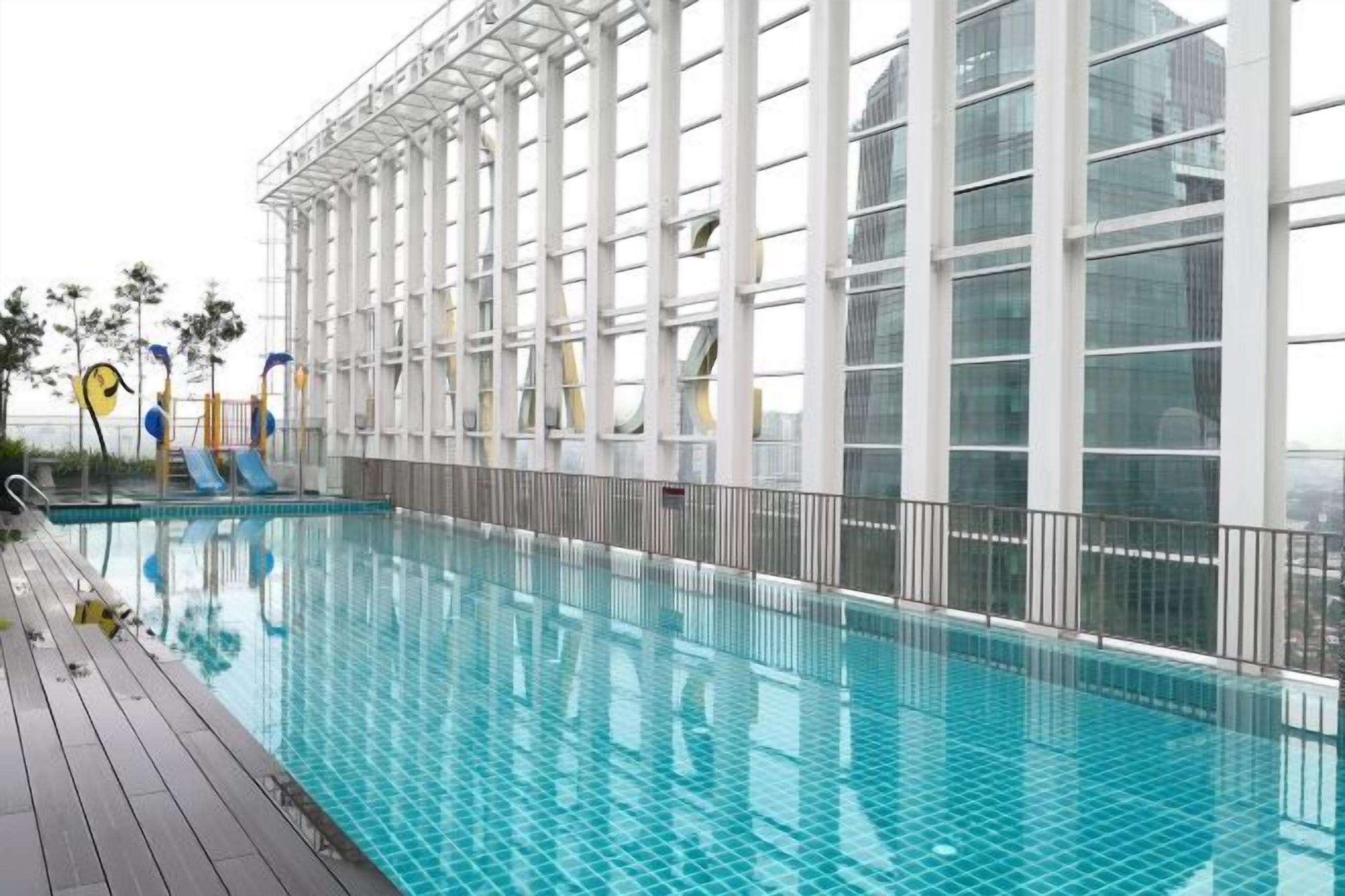 Une piscine intérieure offrant une vue dégagée sur la structure du bâtiment environnant.