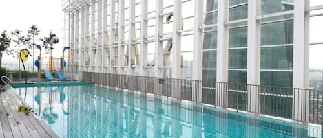 Una piscina interior con vistas despejadas a la estructura del edificio circundante.