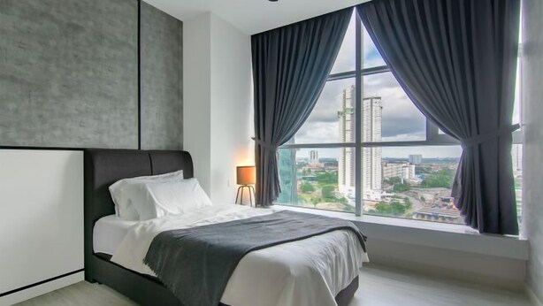 Un dormitorio moderno con una cama grande, vista del paisaje urbano a través de una ventana y un diseño minimalista.