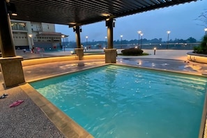 Kolam renang tertutup