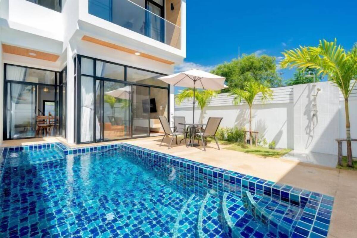 Een modern herenhuis met zwembad, terras en tuin.