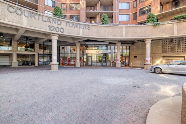 Exterior - Blueground | Clarendon, pool, nr Arlington Cemetery (Arlington)