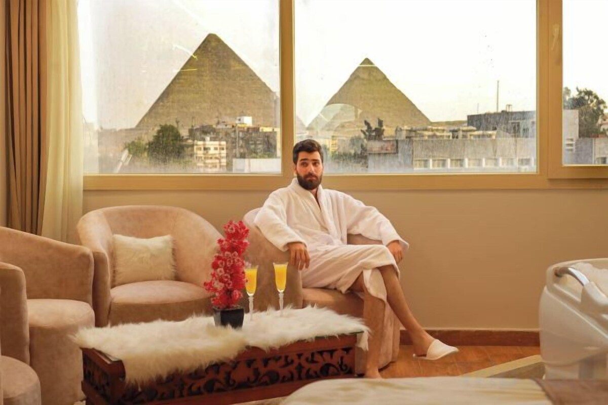 Junior Suite With Jacuzzi And Pyramids View