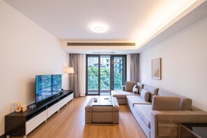 Superior Apartment, 1 Bedroom, Kitchen, City View | Living room | Smart TV