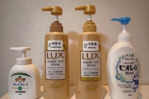 Tres botellas de acondicionador y champú Lux, súper nutritivos y brillantes, y una botella de champú Biore.