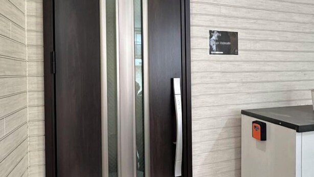 A modern elevator with a glass panel, a digital display, and a sign indicating "RABASHI". - nestay villa tokyo itabashi (Tokyo)