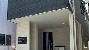 A modern building with a sign reading "nestay villa tokyo itabashi". - nestay villa tokyo itabashi (Tokyo)