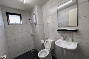 Un bany amb vàter, rentamig i plat de dutxa.