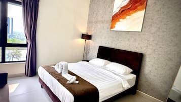 Een hotelkamer met een bed, een raam met gordijnen, een kunstwerk aan de muur en een lamp.