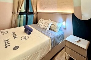 A hotel room with a bed, pillows, a bedside table, and a nightstand. - L22-ParadigmMall Residence Skudai JB 3R2B-10pax by UcomeHomestay (Tebrau)