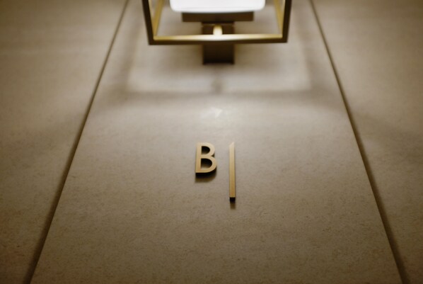 A wooden floor with a letter 'B' and a vertical line, possibly part of a sign or decoration. - Imperial Hotel, Kyoto (Kyoto)