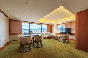 Executive suite, uitzicht op de stad | Een kluis op de kamer, gratis wifi