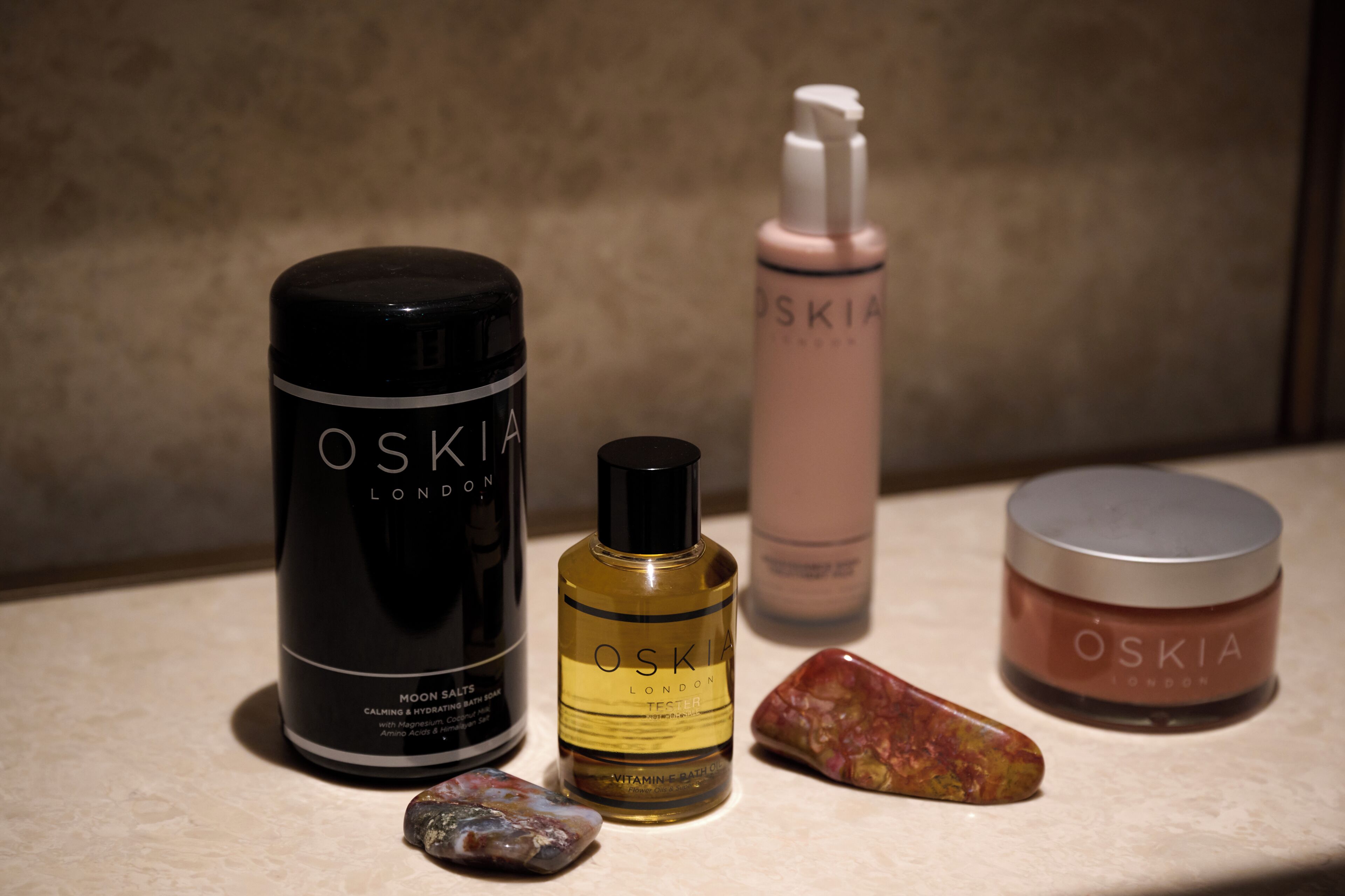 Variedad de productos para el cuidado de la piel de Oskia London sobre una encimera.