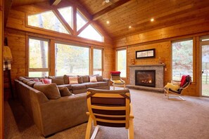 Smart TV, fireplace, DVD player, books - River Lodge - Country Craftsman Home (Leavenworth)