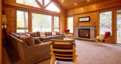 Mountain Lodge w/ Hot Tub + Private River Beach